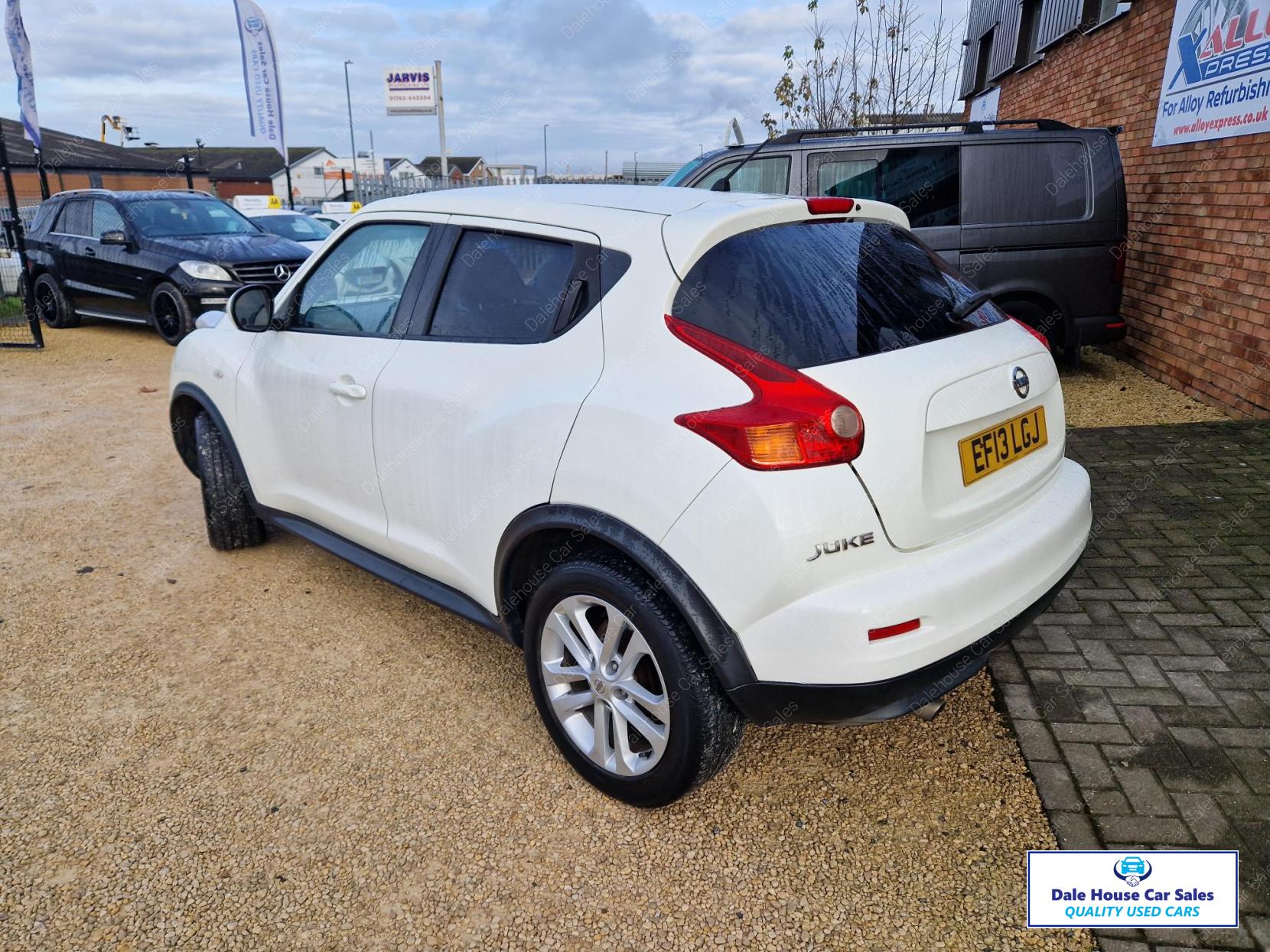 Nissan Juke 1.6 Acenta Premium SUV 5dr Petrol CVT Euro 5 (117 ps)