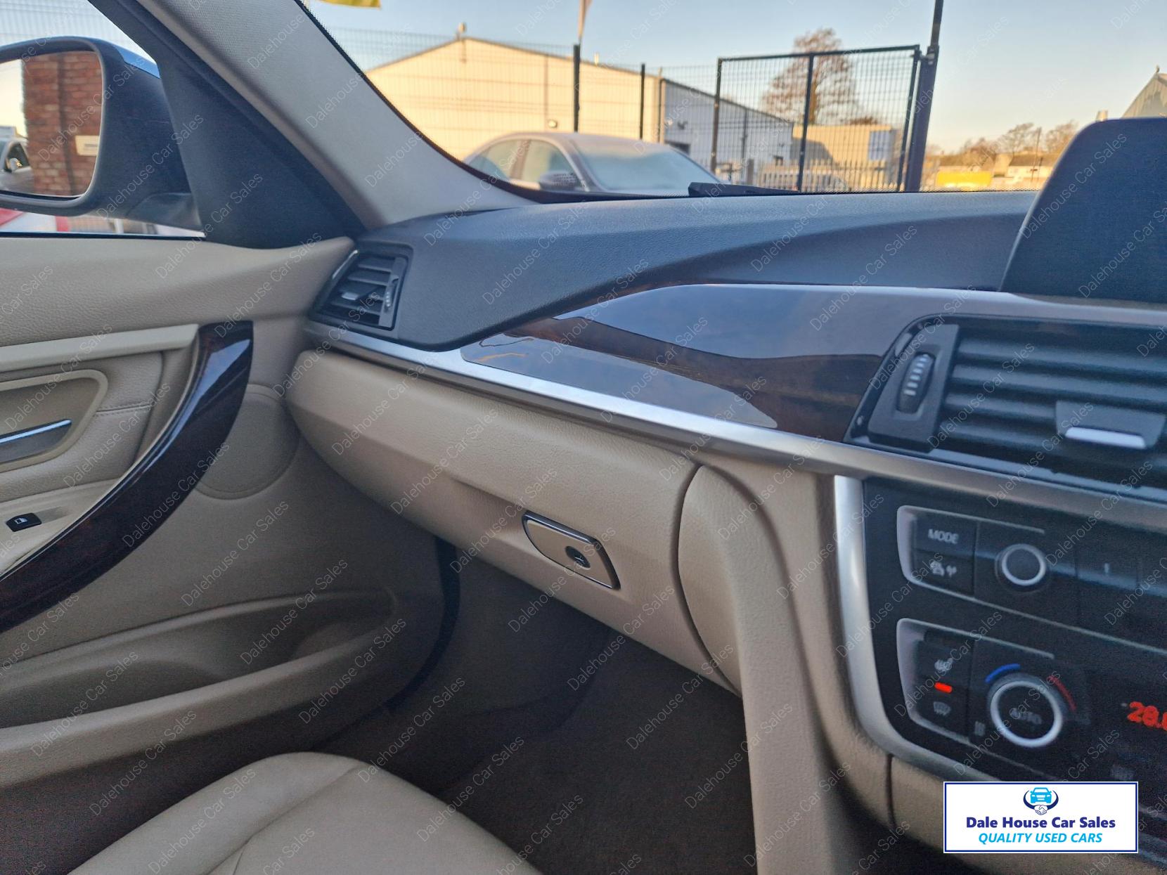 BMW 3 Series 3.0 330d Luxury Touring 5dr Diesel Auto Euro 5 (s/s) (258 ps)